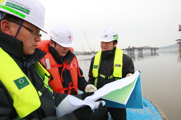 0204_새해_교동연륙교_건설현장인_바다_한가운데서_토의를_하고잇다[1]